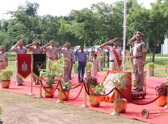 पलिया के रघुनाथ स्कूल में तिरंगा झंडे के साथ बच्चे। स्रोत : स्कूल पलिया के रघुनाथ स्कूल में तिरंगा झंडे के साथ बच्चे। स्रोत : स्कूल