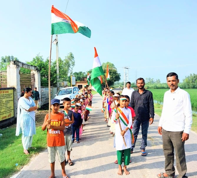 पलिया के रघुनाथ स्कूल में तिरंगा झंडे के साथ बच्चे। स्रोत : स्कूल पलिया के रघुनाथ स्कूल में तिरंगा झंडे के साथ बच्चे। स्रोत : स्कूल