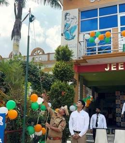 पलिया के रघुनाथ स्कूल में तिरंगा झंडे के साथ बच्चे। स्रोत : स्कूल पलिया के रघुनाथ स्कूल में तिरंगा झंडे के साथ बच्चे। स्रोत : स्कूल