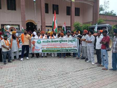 पूरनपुर में निकल गई तिरंगा यात्रा में शामिल लोग- आयोजक