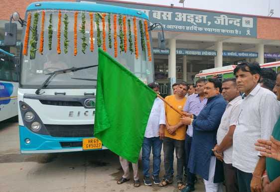 16जेएनडी08-जींद से गुरुग्राम के लिए रवाना हुई एसी बस में रवाना होते हुए यात्री। संवाद 16जेएनडी08-जींद से गुरुग्राम के लिए रवाना हुई एसी बस में रवाना होते हुए यात्री। संवाद