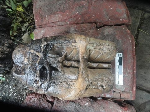 20 पूंडरी। फरल में प्राचीन मूर्ति के साथ छात्र। स्वयं