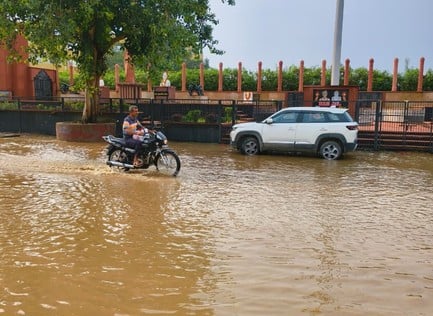 31 सोनीपत के सेक्टर 15 में बारिश के दौरान सड़क पर भरे पानी से गुजरता कार सवार। संवाद 31 सोनीपत के सेक्टर 15 में बारिश के दौरान सड़क पर भरे पानी से गुजरता कार सवार। संवाद