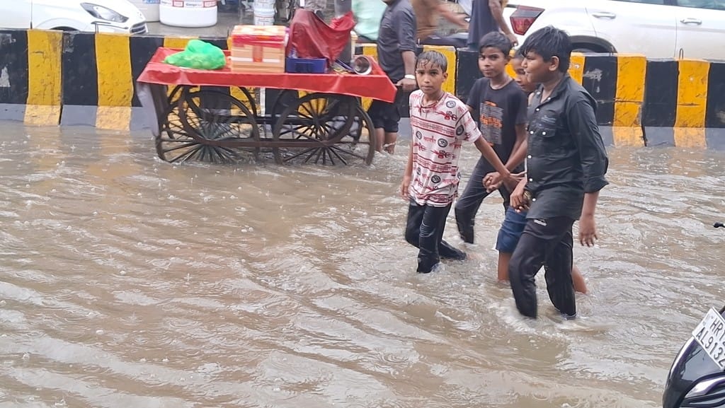 31 सोनीपत के सेक्टर 15 में बारिश के दौरान सड़क पर भरे पानी से गुजरता कार सवार। संवाद 31 सोनीपत के सेक्टर 15 में बारिश के दौरान सड़क पर भरे पानी से गुजरता कार सवार। संवाद