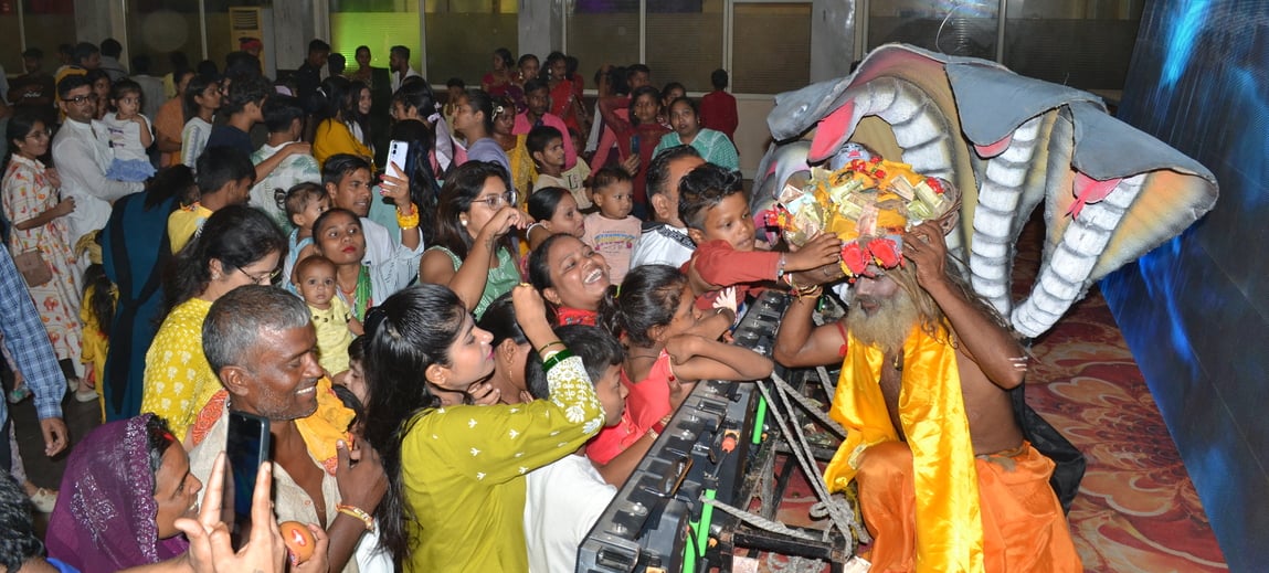 90.... रात्रि 12 बजे कान्हा जी के जन्मोत्सव पर उन्हें पंचामृत स्नान करवाते प्रधान कैलाश चंद गुप 90.... रात्रि 12 बजे कान्हा जी के जन्मोत्सव पर उन्हें पंचामृत स्नान करवाते प्रधान कैलाश चंद गुप