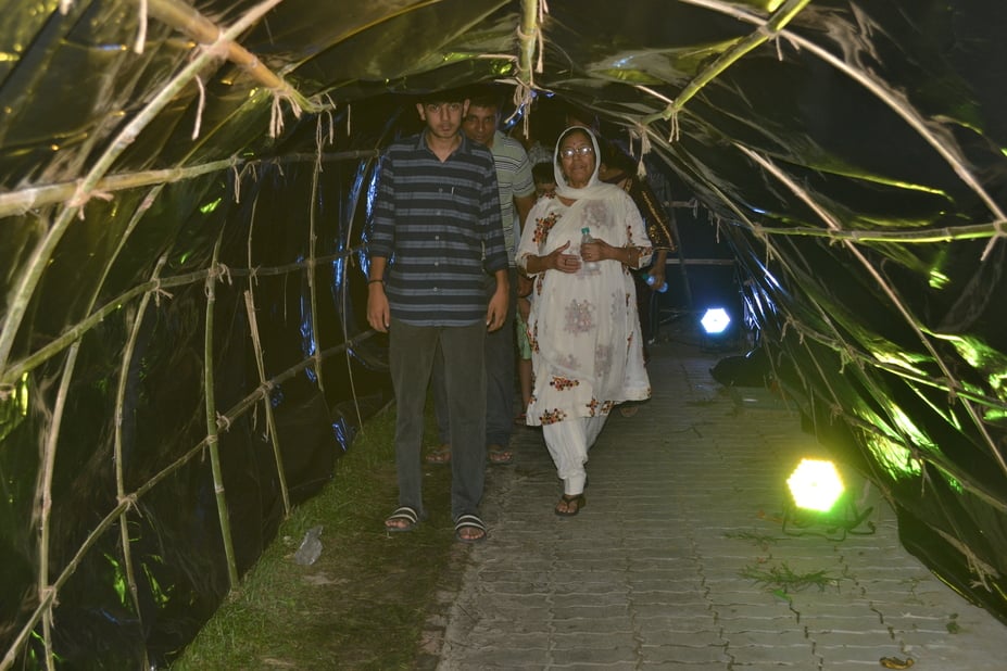 90.... रात्रि 12 बजे कान्हा जी के जन्मोत्सव पर उन्हें पंचामृत स्नान करवाते प्रधान कैलाश चंद गुप 90.... रात्रि 12 बजे कान्हा जी के जन्मोत्सव पर उन्हें पंचामृत स्नान करवाते प्रधान कैलाश चंद गुप