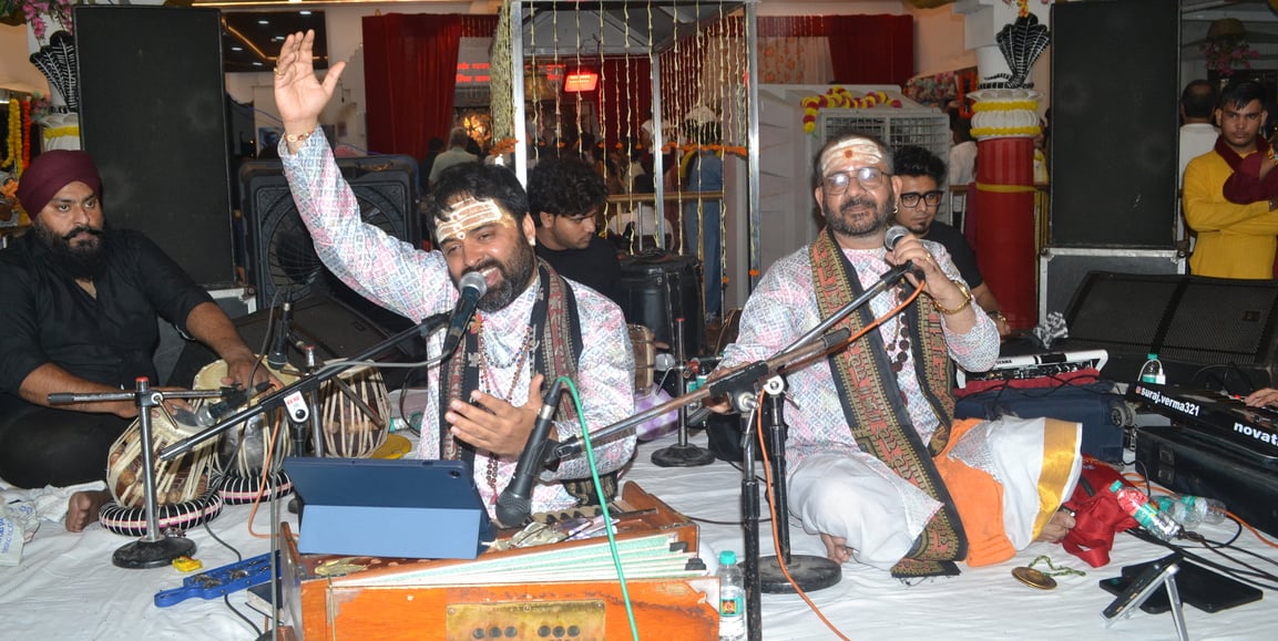 90.... रात्रि 12 बजे कान्हा जी के जन्मोत्सव पर उन्हें पंचामृत स्नान करवाते प्रधान कैलाश चंद गुप 90.... रात्रि 12 बजे कान्हा जी के जन्मोत्सव पर उन्हें पंचामृत स्नान करवाते प्रधान कैलाश चंद गुप