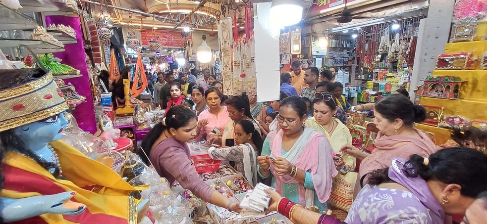 अंबाला छावनी में गेंदा के फूलों की खरीदारी करते लोग। संवाद अंबाला छावनी में गेंदा के फूलों की खरीदारी करते लोग। संवाद