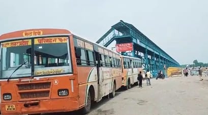 बिजनौर में बैराज के पुल से पैदल जाते यात्री संवाद बिजनौर में बैराज के पुल से पैदल जाते यात्री संवाद
