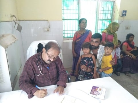 बाल रोग विभाग की ओपीडी में महिलाओं व बच्चों की लगी भीड़। संवाद