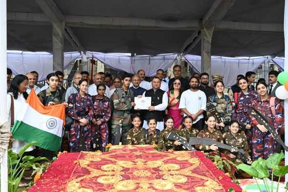 बाल स्कूल हमीरपुर में स्वतंत्रता दिवस पर आयोजित जिला स्तरीय समारोह में मार्च पास्ट की सलामी ले बाल स्कूल हमीरपुर में स्वतंत्रता दिवस पर आयोजित जिला स्तरीय समारोह में मार्च पास्ट की सलामी ले