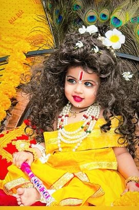 बिशारतगंज में कृष्ण की वेशभूषा में