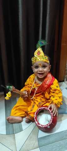 बिशारतगंज में कृष्ण की वेशभूषा में