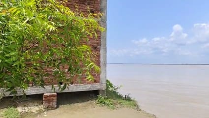 बाढ़ के डर से जरूरी सामान समेटते ग्रामीण। संवाद बाढ़ के डर से जरूरी सामान समेटते ग्रामीण। संवाद