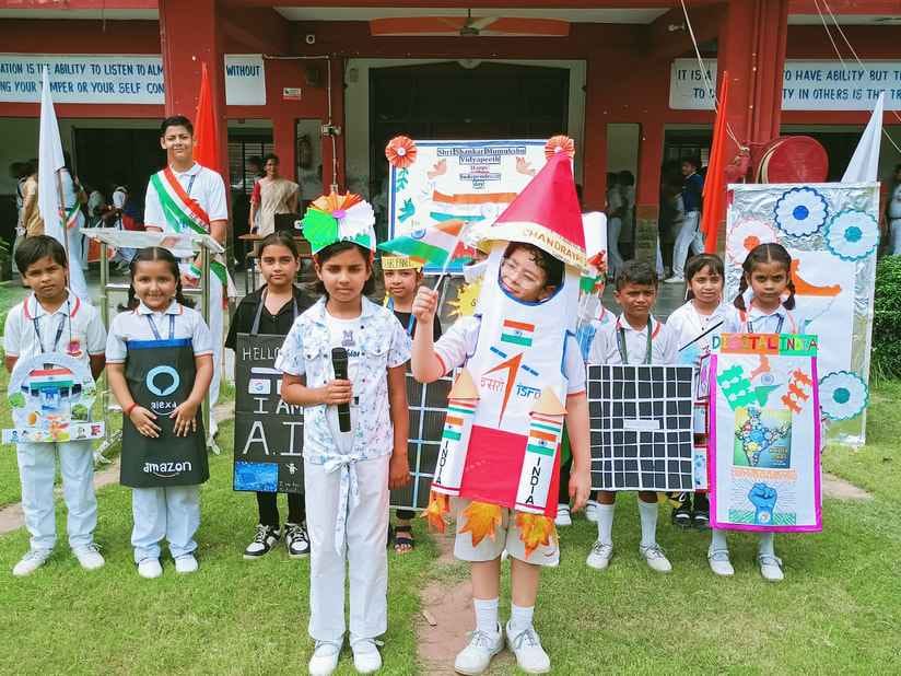डाॅ. सुदामा प्रसाद बाल विद्या मन्दिर कन्या इंटर काॅलेज में कार्यक्रम प्रस्तुत करते बच्चे। स्रोत डाॅ. सुदामा प्रसाद बाल विद्या मन्दिर कन्या इंटर काॅलेज में कार्यक्रम प्रस्तुत करते बच्चे। स्रोत