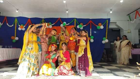 डाॅ. सुदामा प्रसाद बाल विद्या मन्दिर कन्या इंटर काॅलेज में कार्यक्रम प्रस्तुत करते बच्चे। स्रोत डाॅ. सुदामा प्रसाद बाल विद्या मन्दिर कन्या इंटर काॅलेज में कार्यक्रम प्रस्तुत करते बच्चे। स्रोत