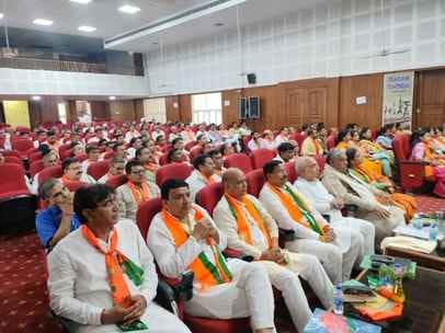 एसडी कॉलेज में आयोजित बैठक में संबोधन करते केंद्रीय मंत्री मनोहर लाल। बीजेपी मीडिया प्रभारी