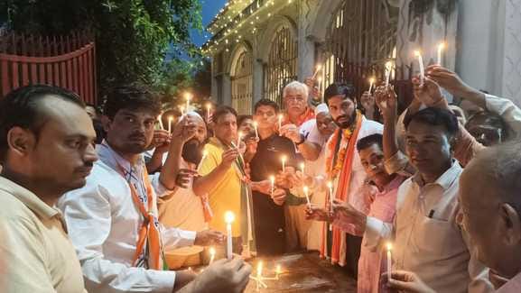 एसडी पब्लिक स्कूल में ध्वजारोहण कार्यक्रम में तिरंगे के साथ मिल बच्चे स्रोत संवाद एसडी पब्लिक स्कूल में ध्वजारोहण कार्यक्रम में तिरंगे के साथ मिल बच्चे स्रोत संवाद