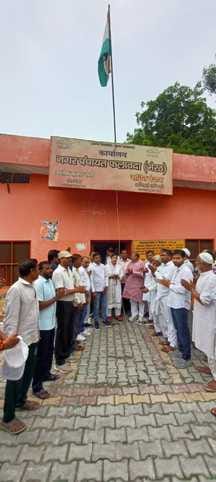 एसडी पब्लिक स्कूल में ध्वजारोहण कार्यक्रम में तिरंगे के साथ मिल बच्चे स्रोत संवाद एसडी पब्लिक स्कूल में ध्वजारोहण कार्यक्रम में तिरंगे के साथ मिल बच्चे स्रोत संवाद