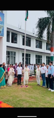 एसडी पब्लिक स्कूल में ध्वजारोहण कार्यक्रम में तिरंगे के साथ मिल बच्चे स्रोत संवाद एसडी पब्लिक स्कूल में ध्वजारोहण कार्यक्रम में तिरंगे के साथ मिल बच्चे स्रोत संवाद