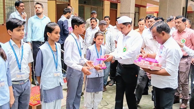 एसडी पब्लिक स्कूल में ध्वजारोहण कार्यक्रम में तिरंगे के साथ मिल बच्चे स्रोत संवाद एसडी पब्लिक स्कूल में ध्वजारोहण कार्यक्रम में तिरंगे के साथ मिल बच्चे स्रोत संवाद
