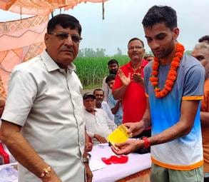 एसडी पब्लिक स्कूल में ध्वजारोहण कार्यक्रम में तिरंगे के साथ मिल बच्चे स्रोत संवाद एसडी पब्लिक स्कूल में ध्वजारोहण कार्यक्रम में तिरंगे के साथ मिल बच्चे स्रोत संवाद