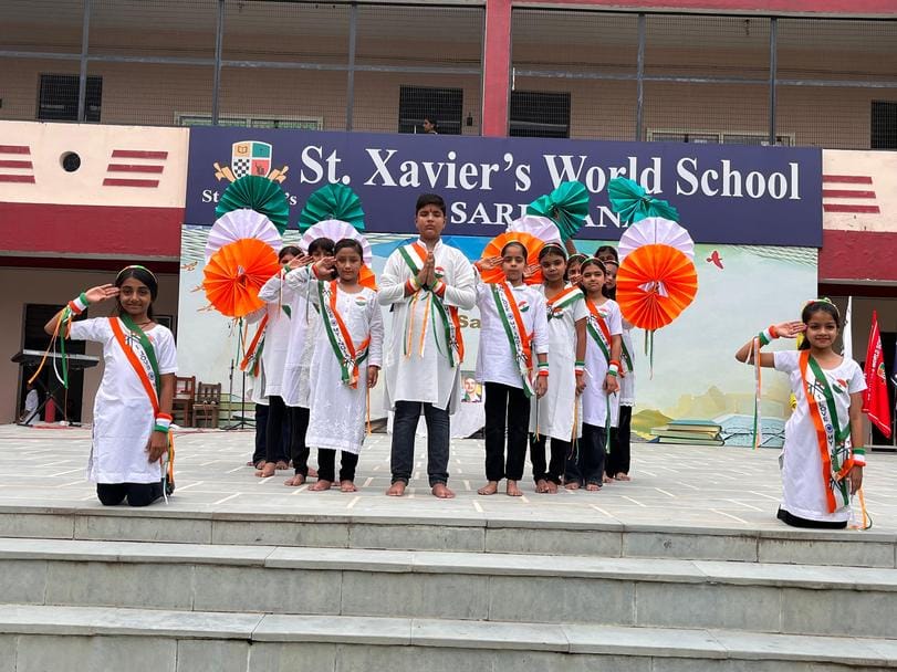 एसडी पब्लिक स्कूल में ध्वजारोहण कार्यक्रम में तिरंगे के साथ मिल बच्चे स्रोत संवाद एसडी पब्लिक स्कूल में ध्वजारोहण कार्यक्रम में तिरंगे के साथ मिल बच्चे स्रोत संवाद