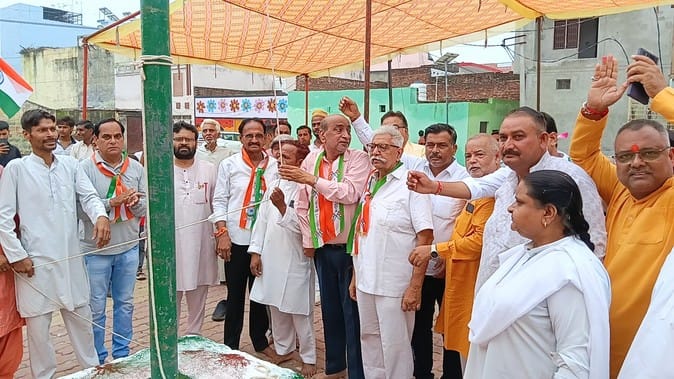 एसडी पब्लिक स्कूल में ध्वजारोहण कार्यक्रम में तिरंगे के साथ मिल बच्चे स्रोत संवाद एसडी पब्लिक स्कूल में ध्वजारोहण कार्यक्रम में तिरंगे के साथ मिल बच्चे स्रोत संवाद