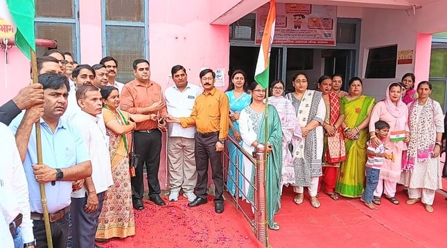 एसडी पब्लिक स्कूल में ध्वजारोहण कार्यक्रम में तिरंगे के साथ मिल बच्चे स्रोत संवाद एसडी पब्लिक स्कूल में ध्वजारोहण कार्यक्रम में तिरंगे के साथ मिल बच्चे स्रोत संवाद