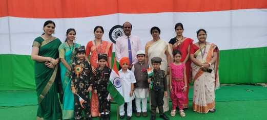 एसडी पब्लिक स्कूल में ध्वजारोहण कार्यक्रम में तिरंगे के साथ मिल बच्चे स्रोत संवाद एसडी पब्लिक स्कूल में ध्वजारोहण कार्यक्रम में तिरंगे के साथ मिल बच्चे स्रोत संवाद