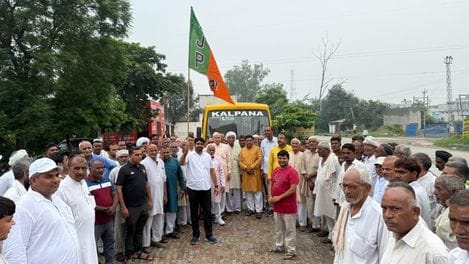 फोटो 06: सोनीपत के खरखौदा से यूईआर-2 के उद्घाटन समारोह रैली के लिए काफिले को रवाना करते विधायक 