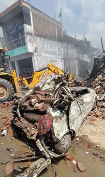 फोटो-11- नेहरु बाग स्थित प्लास्टिक दाना बनाने वाली फैक्टरी में आग लगने के बाद भवन निकलती लपटे फोटो-11- नेहरु बाग स्थित प्लास्टिक दाना बनाने वाली फैक्टरी में आग लगने के बाद भवन निकलती लपटे