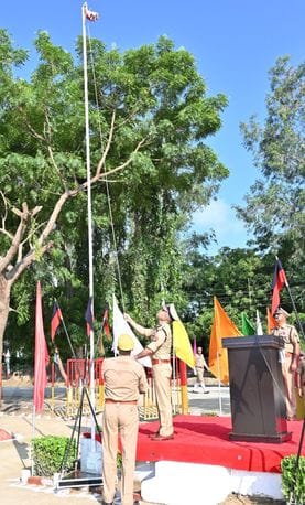 फोटो-15- पुलिस लाइन में ध्वजारोहण करते एसपी दीपक भूकर। संवाद