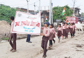 फोटो 16 एचएएमपी= 16 तिरंगे को सलामी देते डीएम व मौजूद अन्य अधिकारीगण। संवाद