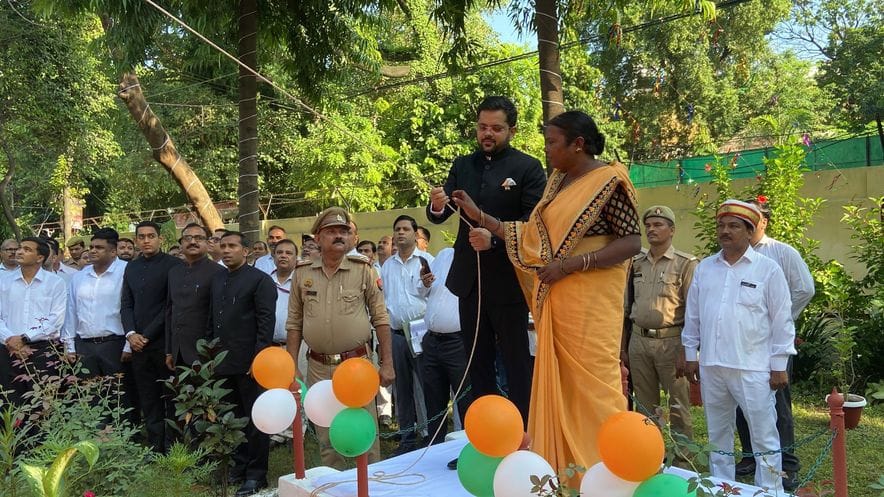 फोटो -18- बदरका में ध्वजारोहण के बाद लोगों को संबोधित करते डीएम गौरांग राठी। संवाद फोटो -18- बदरका में ध्वजारोहण के बाद लोगों को संबोधित करते डीएम गौरांग राठी। संवाद