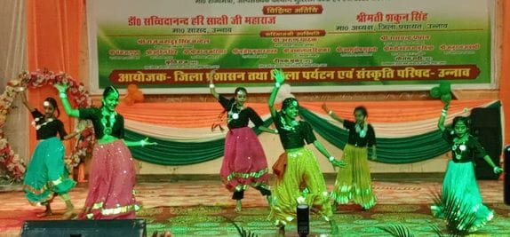 फोटो -18- बदरका में ध्वजारोहण के बाद लोगों को संबोधित करते डीएम गौरांग राठी। संवाद फोटो -18- बदरका में ध्वजारोहण के बाद लोगों को संबोधित करते डीएम गौरांग राठी। संवाद