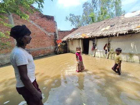 फोटो-28- बढ़े जलस्तर के बाद गृहस्थी का सामान व मवेशी को लेकर सुरक्षित स्थान को जाते ग्रामीण। स फोटो-28- बढ़े जलस्तर के बाद गृहस्थी का सामान व मवेशी को लेकर सुरक्षित स्थान को जाते ग्रामीण। स