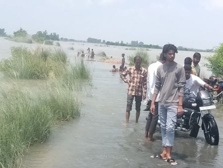 फोटो-28- बढ़े जलस्तर के बाद गृहस्थी का सामान व मवेशी को लेकर सुरक्षित स्थान को जाते ग्रामीण। स फोटो-28- बढ़े जलस्तर के बाद गृहस्थी का सामान व मवेशी को लेकर सुरक्षित स्थान को जाते ग्रामीण। स