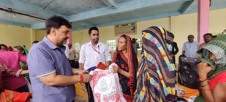 फोटो-28- बढ़े जलस्तर के बाद गृहस्थी का सामान व मवेशी को लेकर सुरक्षित स्थान को जाते ग्रामीण। स फोटो-28- बढ़े जलस्तर के बाद गृहस्थी का सामान व मवेशी को लेकर सुरक्षित स्थान को जाते ग्रामीण। स