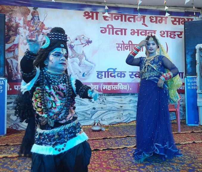 फोटो 63: सोनीपत के गीता भवन मंदिर में कान्हा को झूला झुलाते हुए दंपती। संवाद