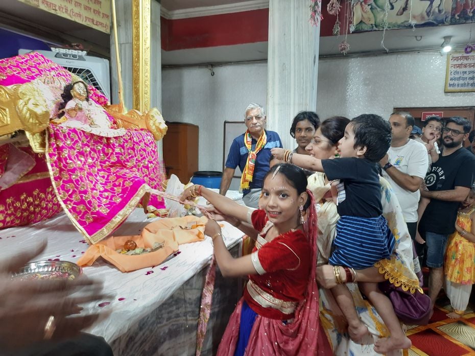 फोटो 63: सोनीपत के गीता भवन मंदिर में कान्हा को झूला झुलाते हुए दंपती। संवाद