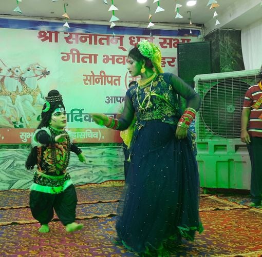 फोटो 63: सोनीपत के गीता भवन मंदिर में कान्हा को झूला झुलाते हुए दंपती। संवाद
