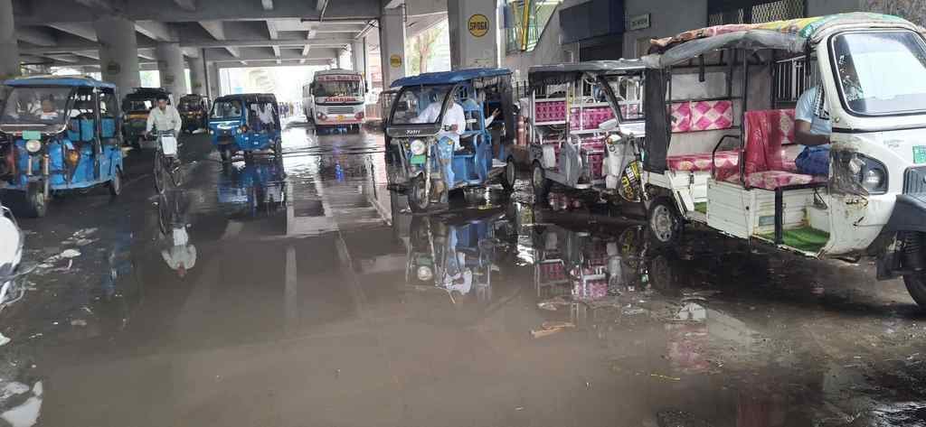 -फोटो 64 : धर्म विहार कॉलोनी में जमा बारिश का पानी। संवाद
