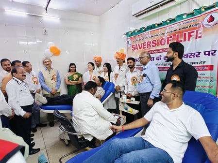 फोटो26-कलक्ट्रेट में ध्वजारोहण करते जल शक्ति राज्य मंत्री रामकेश निषाद, साथ में डीएम जे रीभा।-स फोटो26-कलक्ट्रेट में ध्वजारोहण करते जल शक्ति राज्य मंत्री रामकेश निषाद, साथ में डीएम जे रीभा।-स