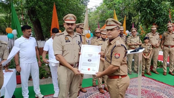 फोटो26-कलक्ट्रेट में ध्वजारोहण करते जल शक्ति राज्य मंत्री रामकेश निषाद, साथ में डीएम जे रीभा।-स फोटो26-कलक्ट्रेट में ध्वजारोहण करते जल शक्ति राज्य मंत्री रामकेश निषाद, साथ में डीएम जे रीभा।-स