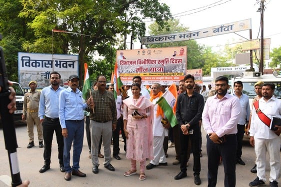 फोटो26-कलक्ट्रेट में ध्वजारोहण करते जल शक्ति राज्य मंत्री रामकेश निषाद, साथ में डीएम जे रीभा।-स फोटो26-कलक्ट्रेट में ध्वजारोहण करते जल शक्ति राज्य मंत्री रामकेश निषाद, साथ में डीएम जे रीभा।-स