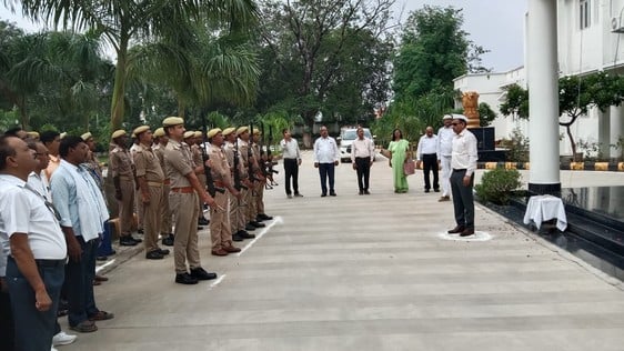 फोटो26-कलक्ट्रेट में ध्वजारोहण करते जल शक्ति राज्य मंत्री रामकेश निषाद, साथ में डीएम जे रीभा।-स फोटो26-कलक्ट्रेट में ध्वजारोहण करते जल शक्ति राज्य मंत्री रामकेश निषाद, साथ में डीएम जे रीभा।-स