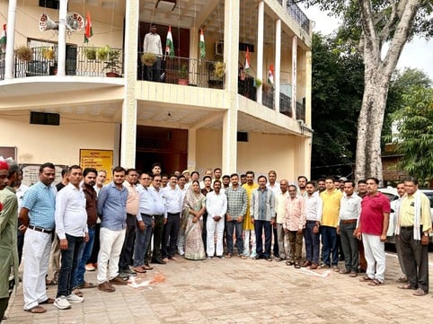 फोटो26-कलक्ट्रेट में ध्वजारोहण करते जल शक्ति राज्य मंत्री रामकेश निषाद, साथ में डीएम जे रीभा।-स फोटो26-कलक्ट्रेट में ध्वजारोहण करते जल शक्ति राज्य मंत्री रामकेश निषाद, साथ में डीएम जे रीभा।-स