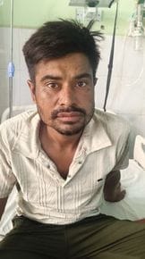गोली लगने से घायल हिस्ट्रीशीटर को कंधे पर लादकर ले जाती पुलिस टीम। स्रोत:पुलिस