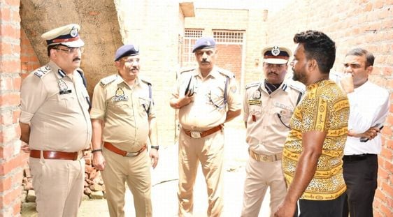 घटनास्थल का निरीक्षण करते बरेली एडीजी रमित शर्मा, डीआईजी अजय साहनी व एसएसपी डॉ. ब्रजेश सिंह। सं घटनास्थल का निरीक्षण करते बरेली एडीजी रमित शर्मा, डीआईजी अजय साहनी व एसएसपी डॉ. ब्रजेश सिंह। सं